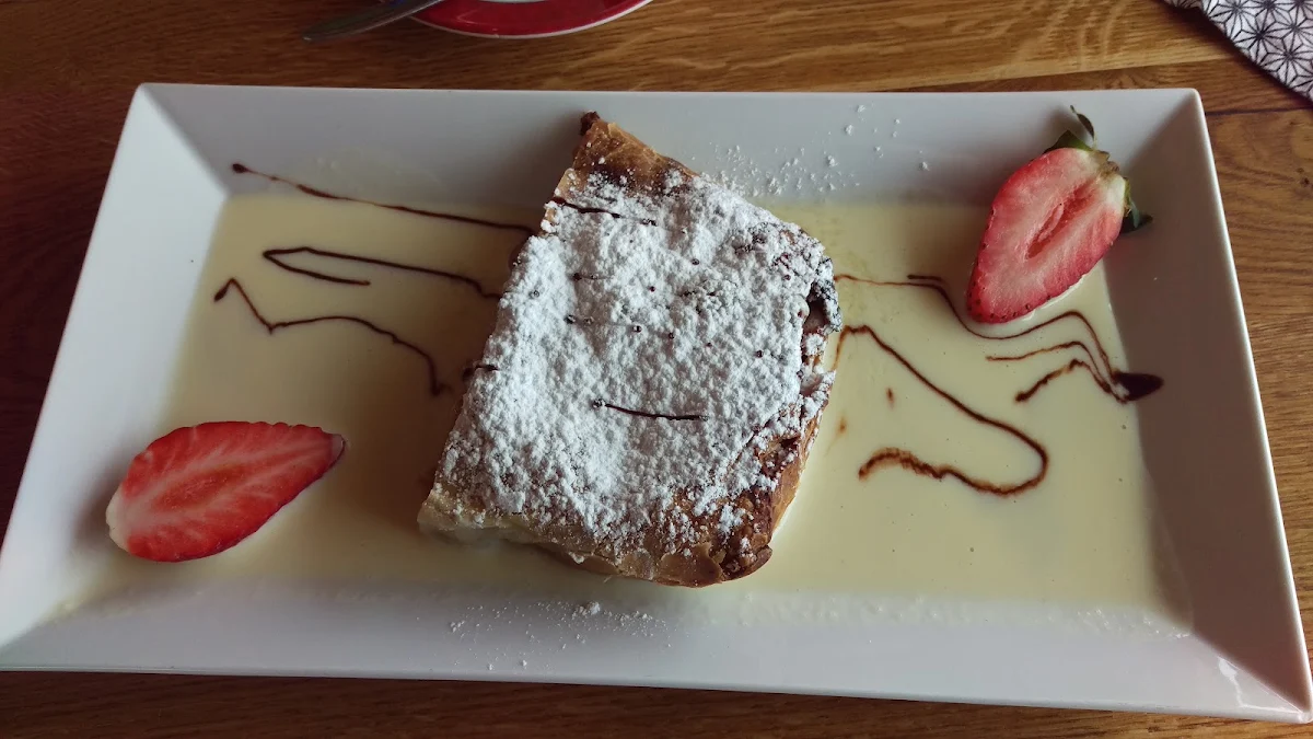Warmer Topfenstrudel Mit Vanillesoße