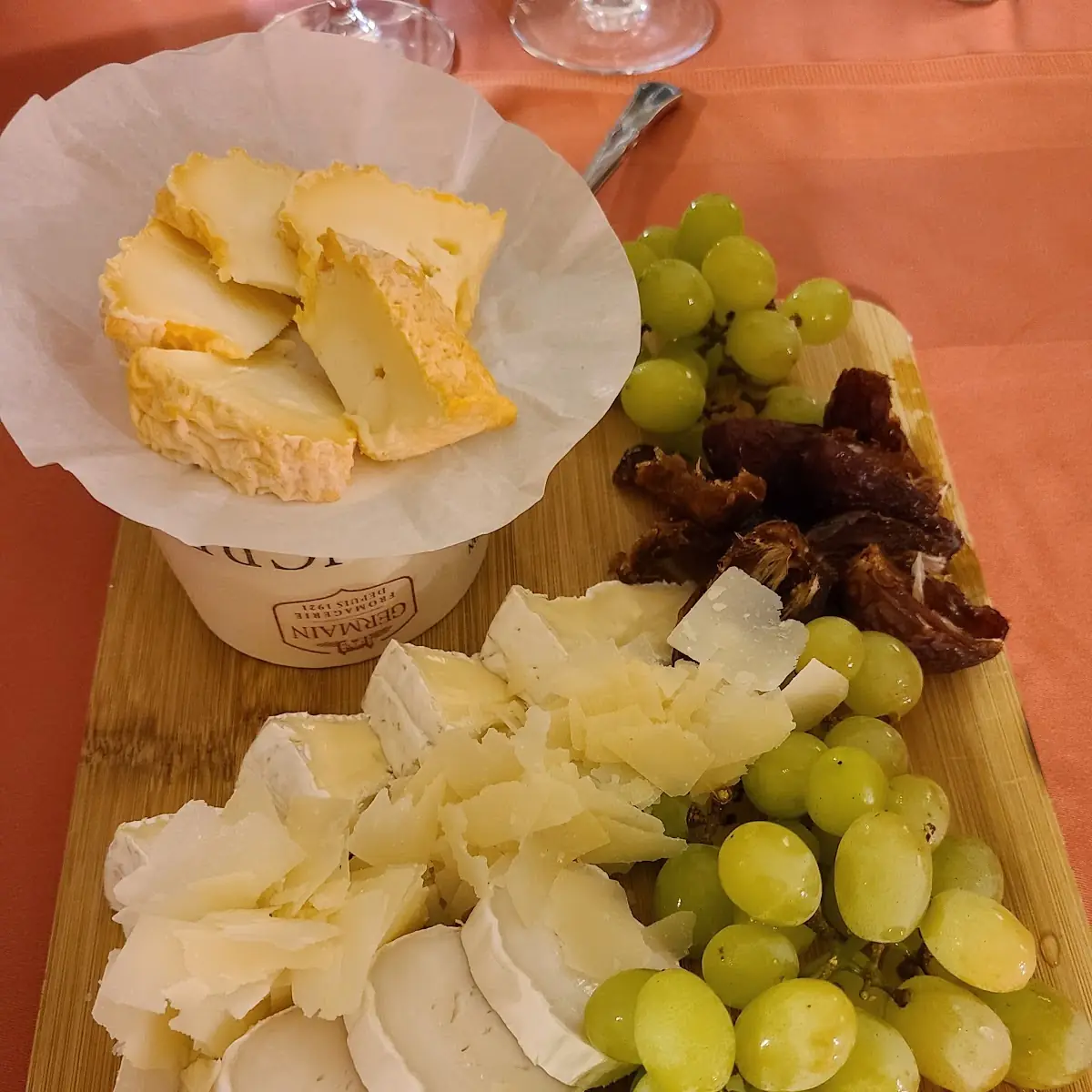 Käsevariation Trauben Datteln