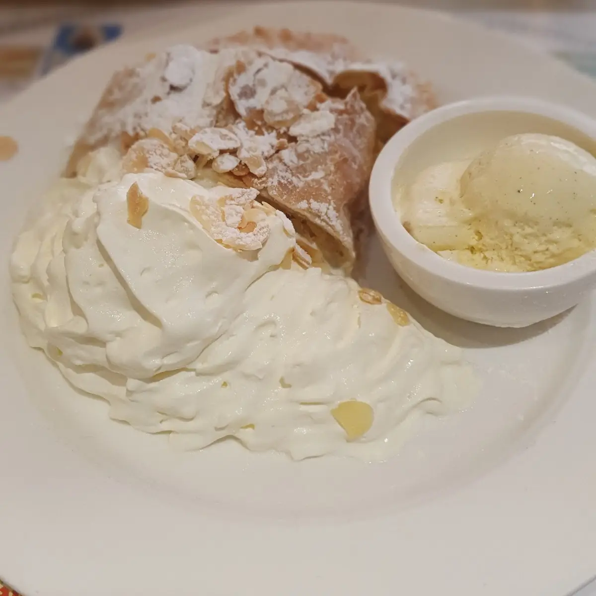Apfelstrudel Mit Schlag Und Vanilleeis