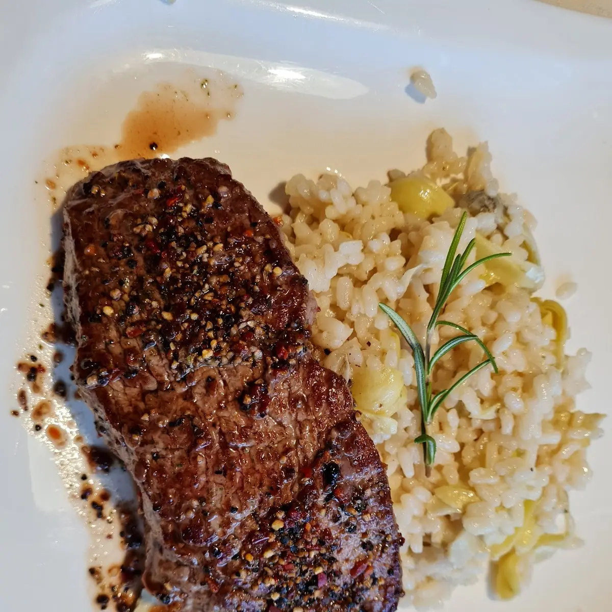 Rumpsteak In Pfefferkruste Auf Artischocken Risotto