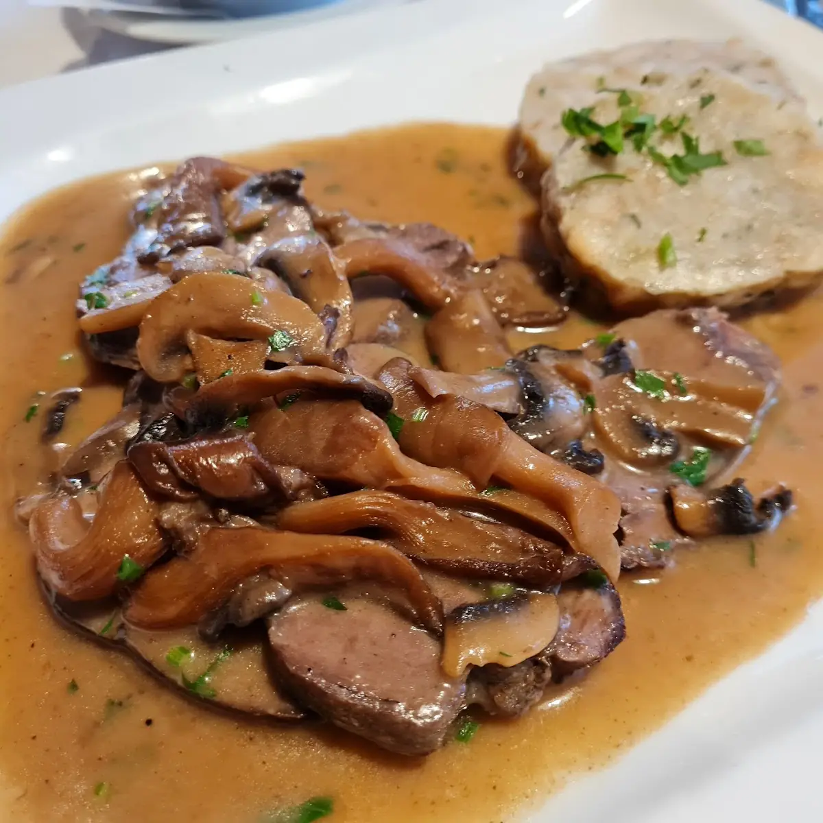 Wildschweinbraten Mit Pilzsauce Rotkraut Serviettenknödel Und Preiselbeeren