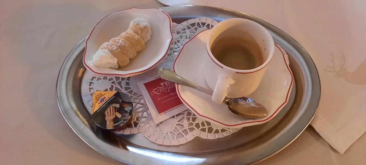 Doppelter Espresso Mit Sahneröllchen Als Beilage