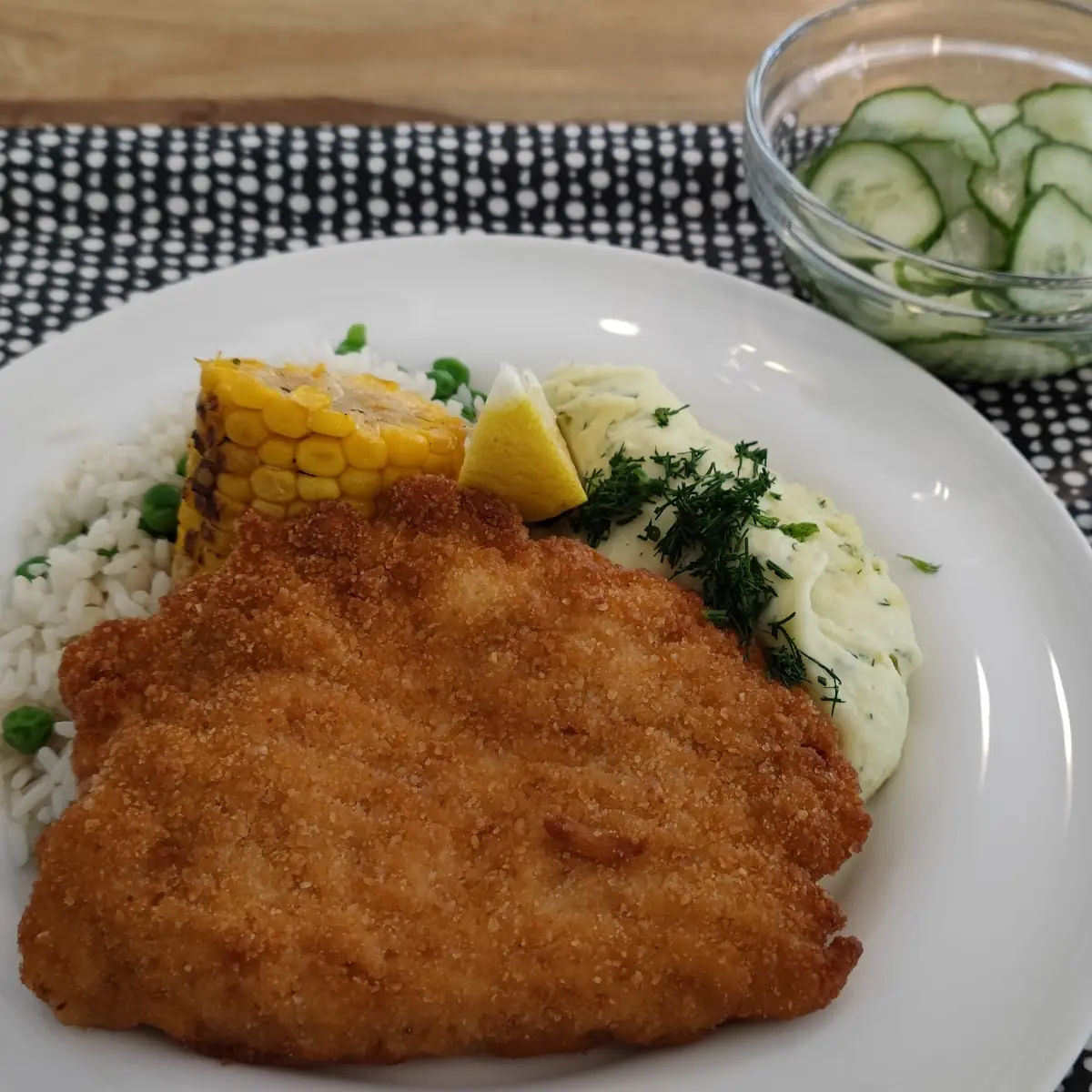Hühner Cordon Bleu Mit Risi-pisi Und Dill-erdäpfelmousseline Gurkensalat