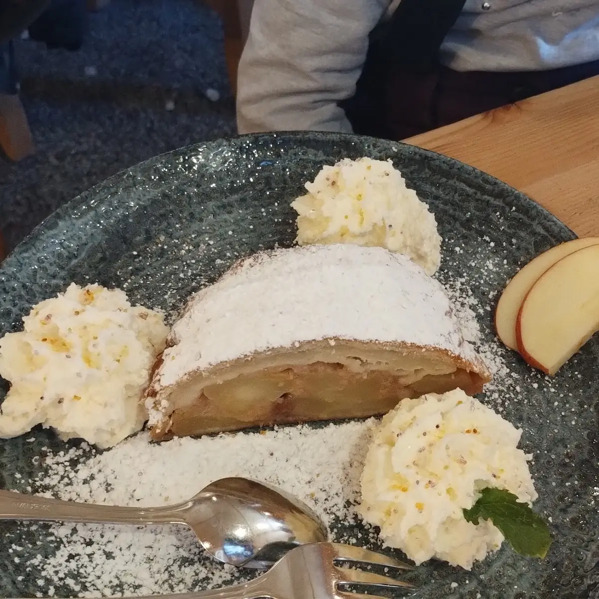 Apfelstrudel Mit Sahne