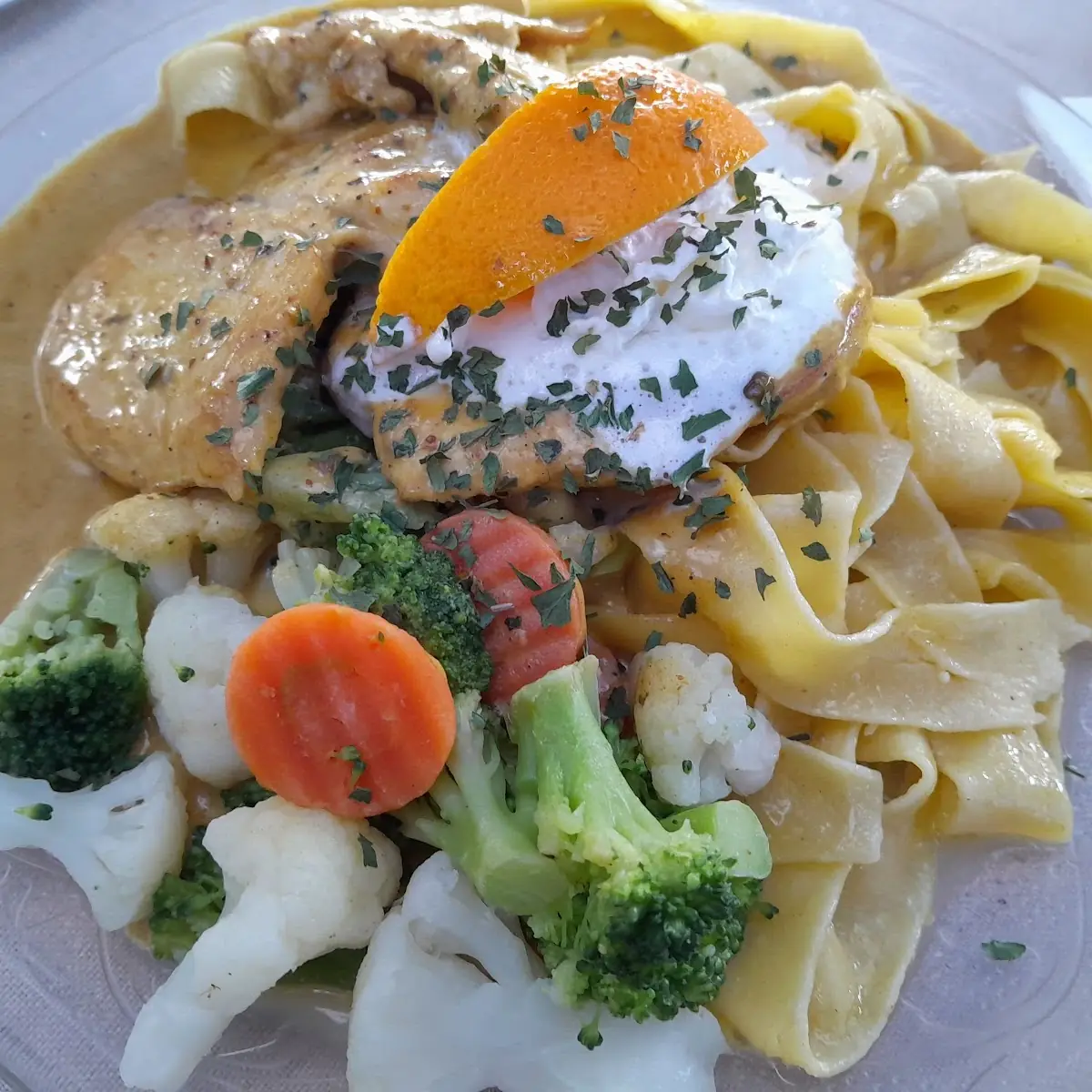 Hühnerbrust In Orangencurry Mit Bandnudeln