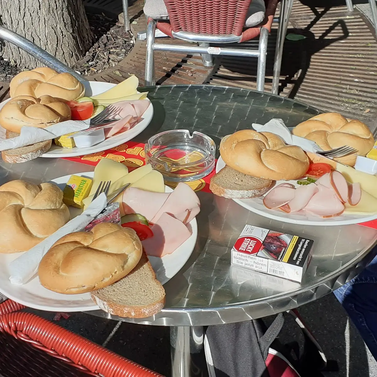 Frühstück Die Eier Und Der Cafe Kommen Gleich