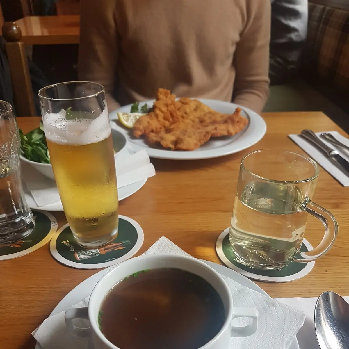 Cordon Bleu Vom Huhn Erdäpfel Vogerlsalat Und Leberknödel Suppe