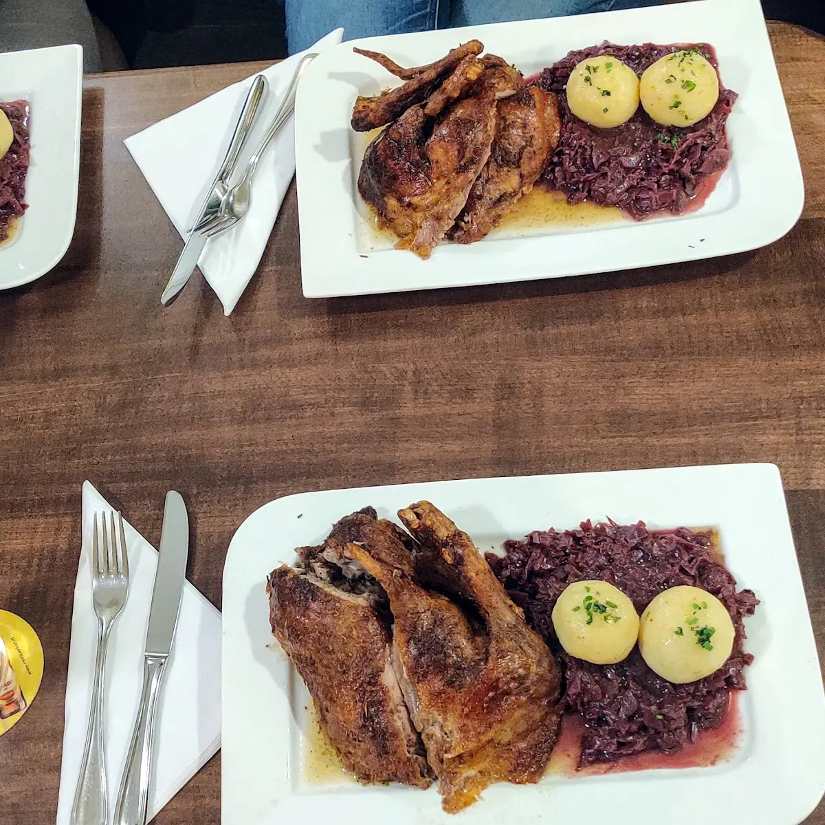Halbe Ente Mit Rotkraut Und Knödel