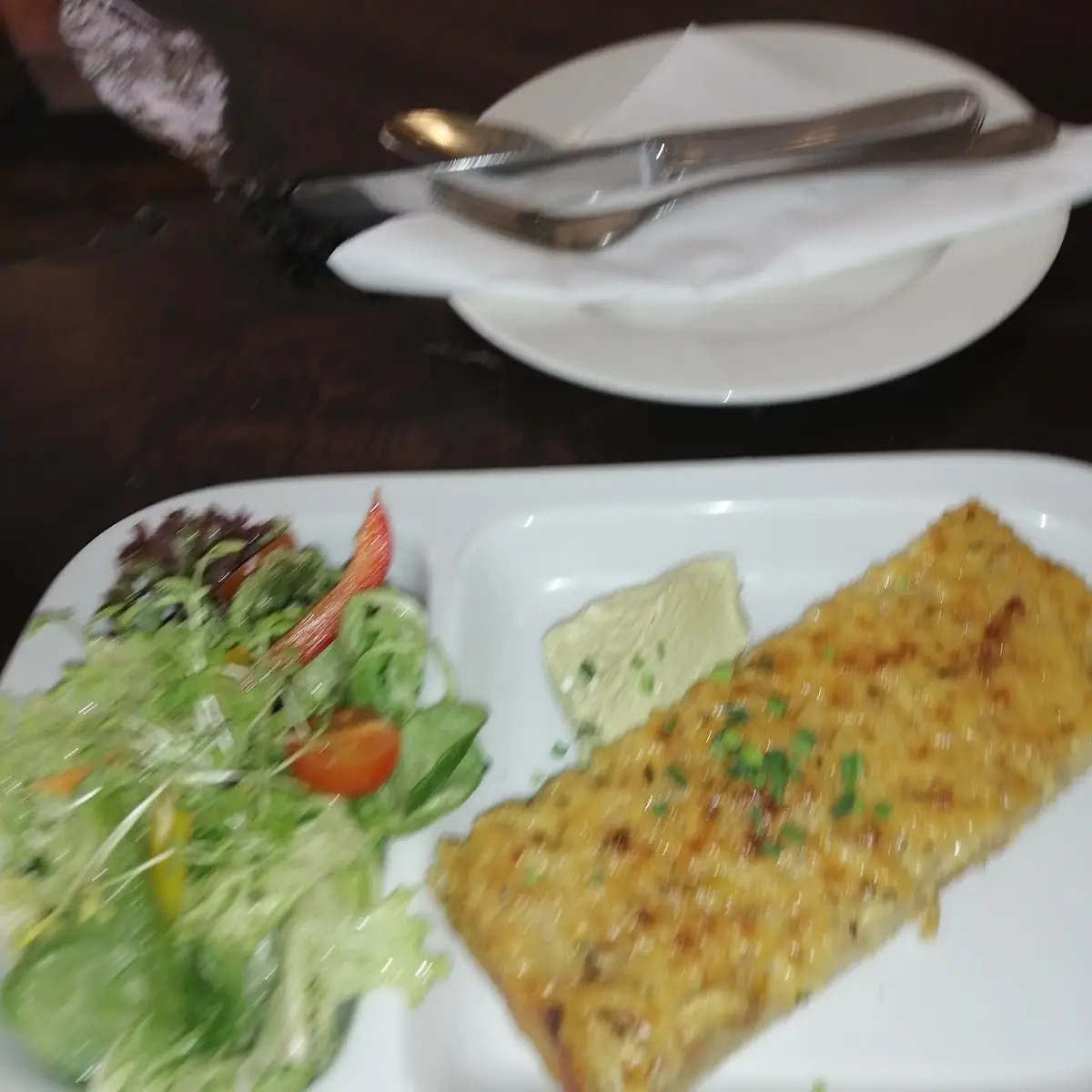 Zwiebelkuchen Mit Salatgarnitur Und Kernölgervais