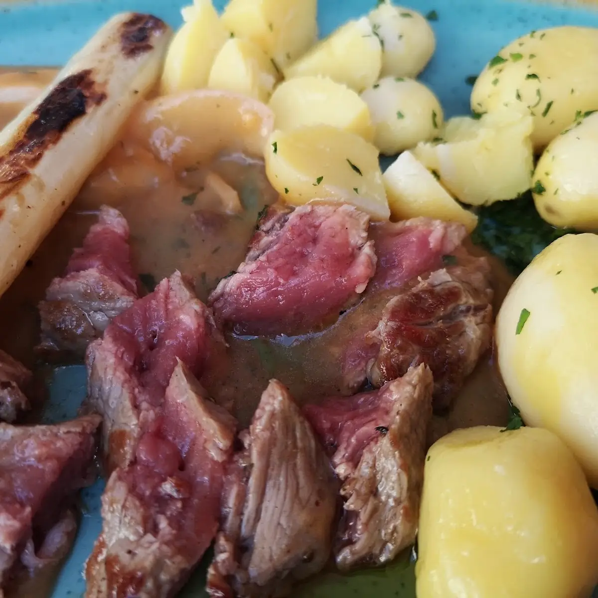 Huftsteak Mit Spargel Und Früh Kartoffeln
