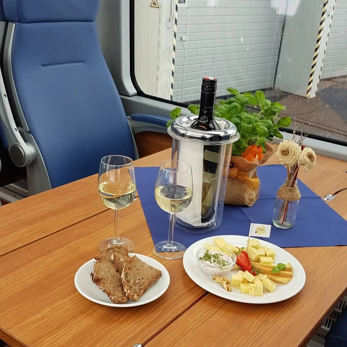 Regionaler Käseteller Mit Wein