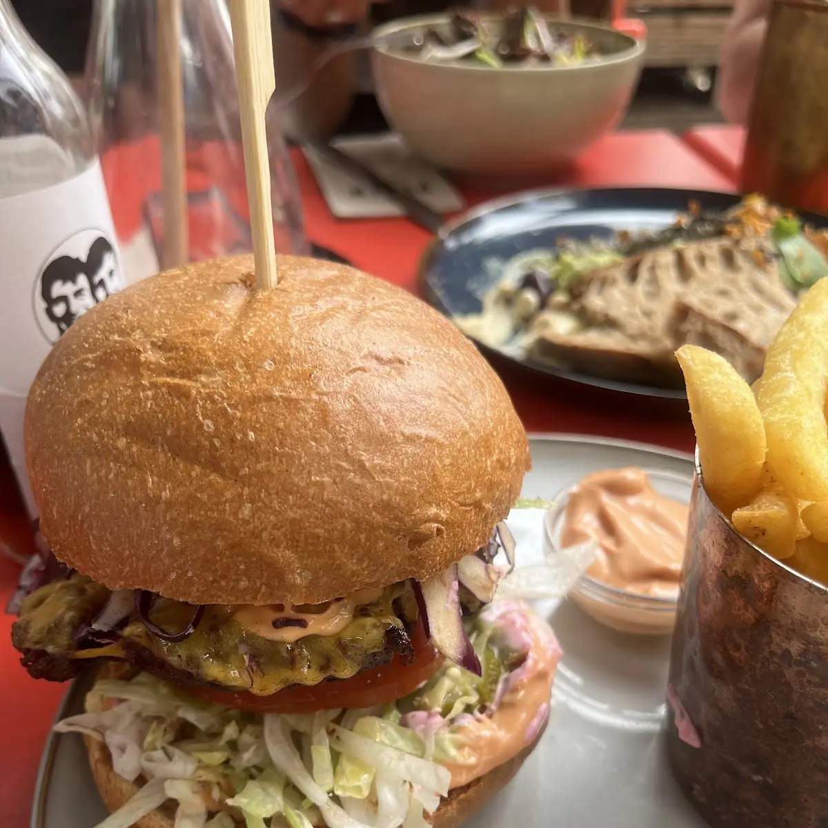Cheeseburger Mit Pommes