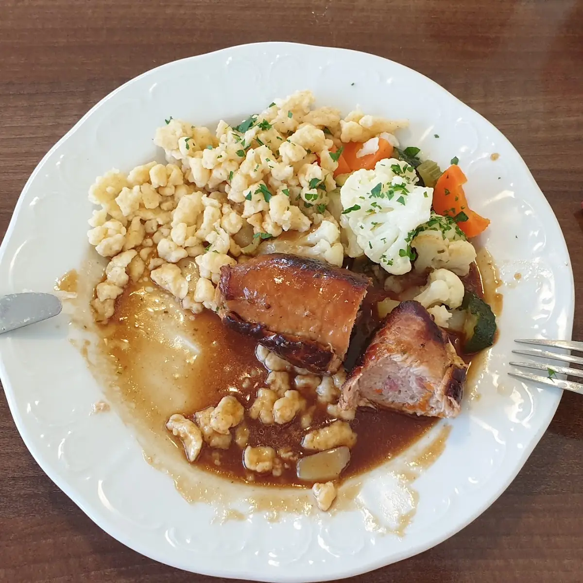 Gegrillte Hühnerbrust An Kräuterrahm Mit Gemüse Und Nudeln