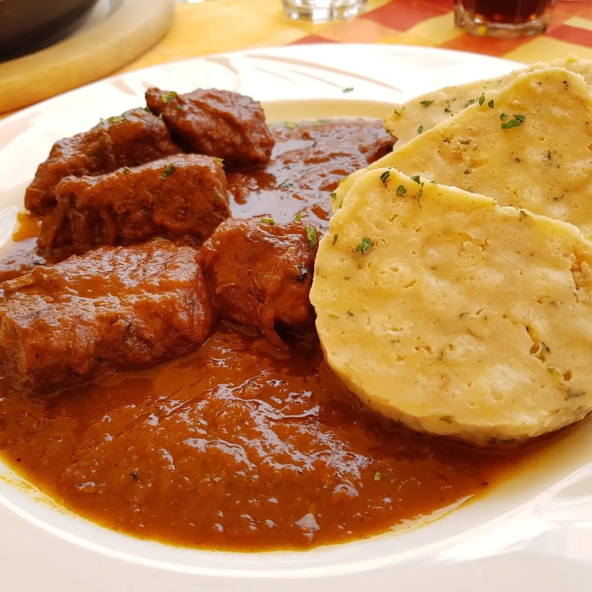 Gulasch Mit Serviettenknödel