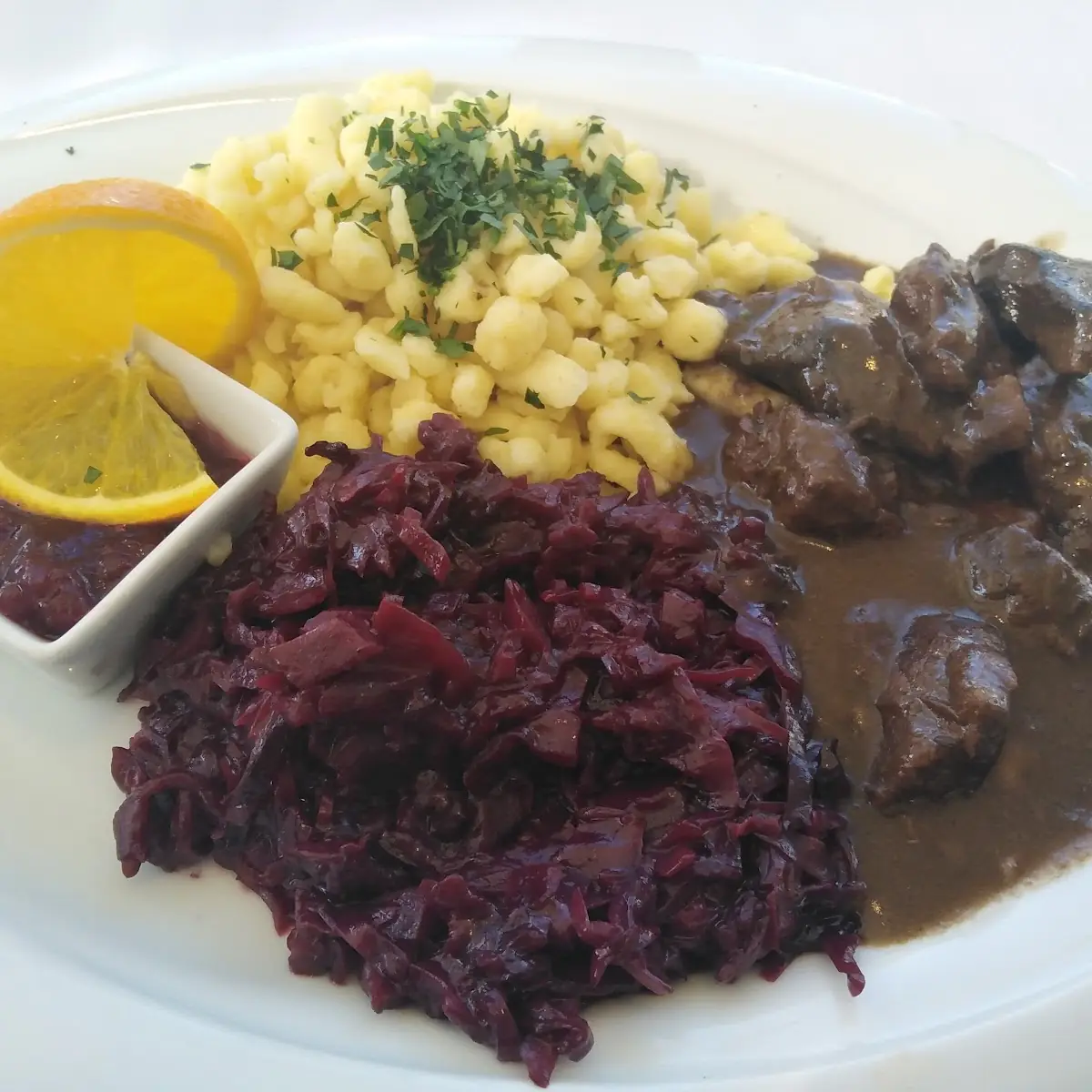 Hirschragout Mit Blaukraut Und Spätzle