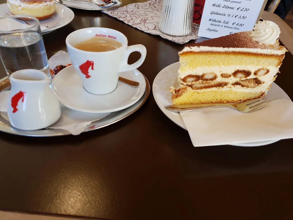 Tiramisu Cake