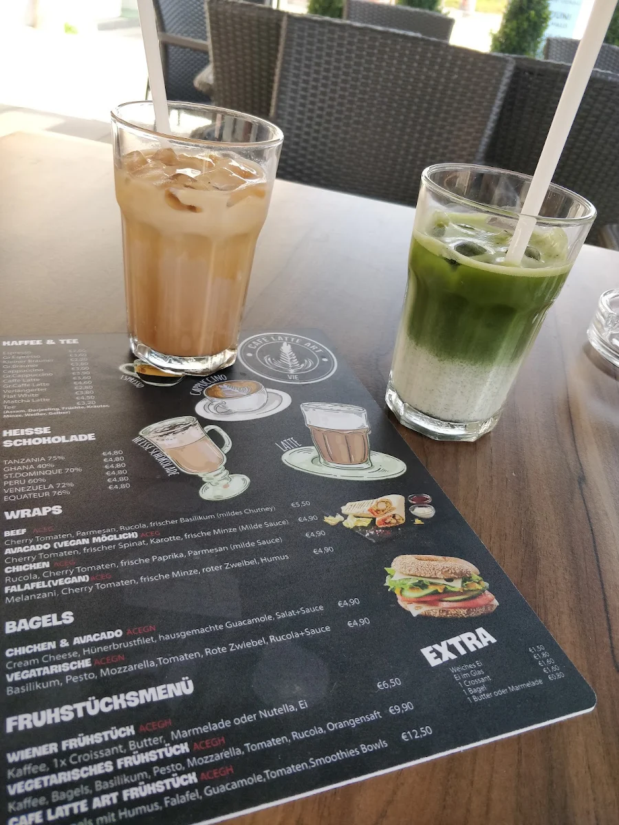 Iced Chai Latte Links Iced Matcha Latte Rechts