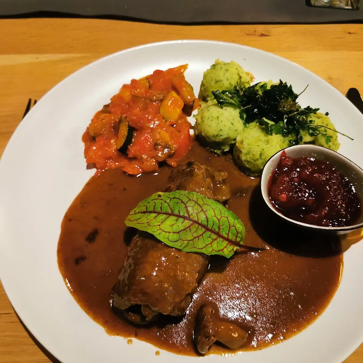 Hirschroulade Mit Ruccolapűree Und Letscho
