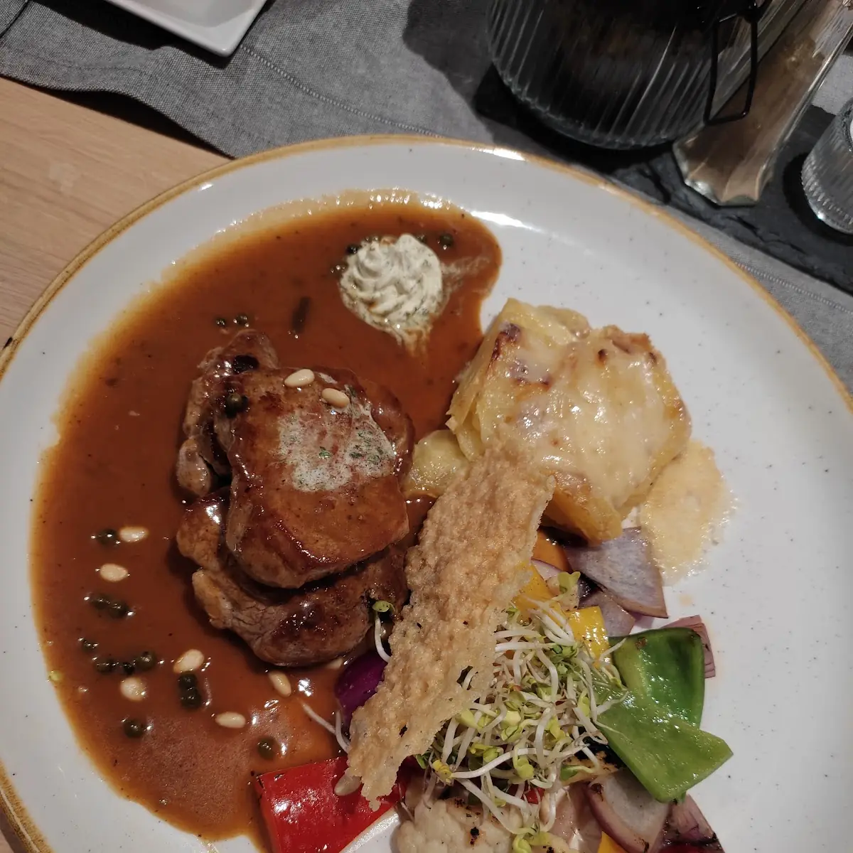 Schweinefilet Mit Pfefferrahmsauce Kartoffelgratin Und Gemüse