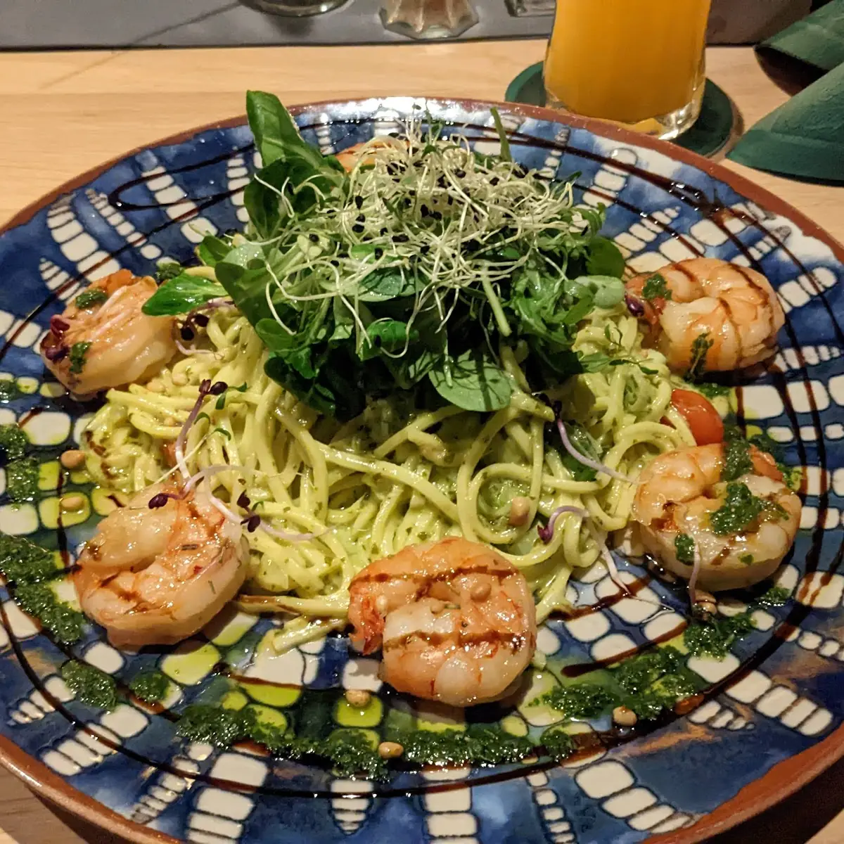 Tagliolini Mit Basilikumrahmsauce Und Riesengarnelen