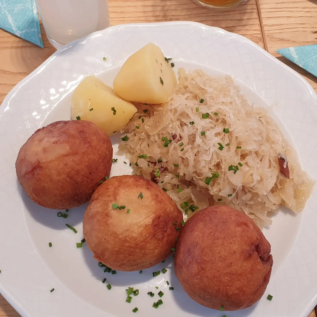 Gebackene Speckknödel Mit Sauerkraut