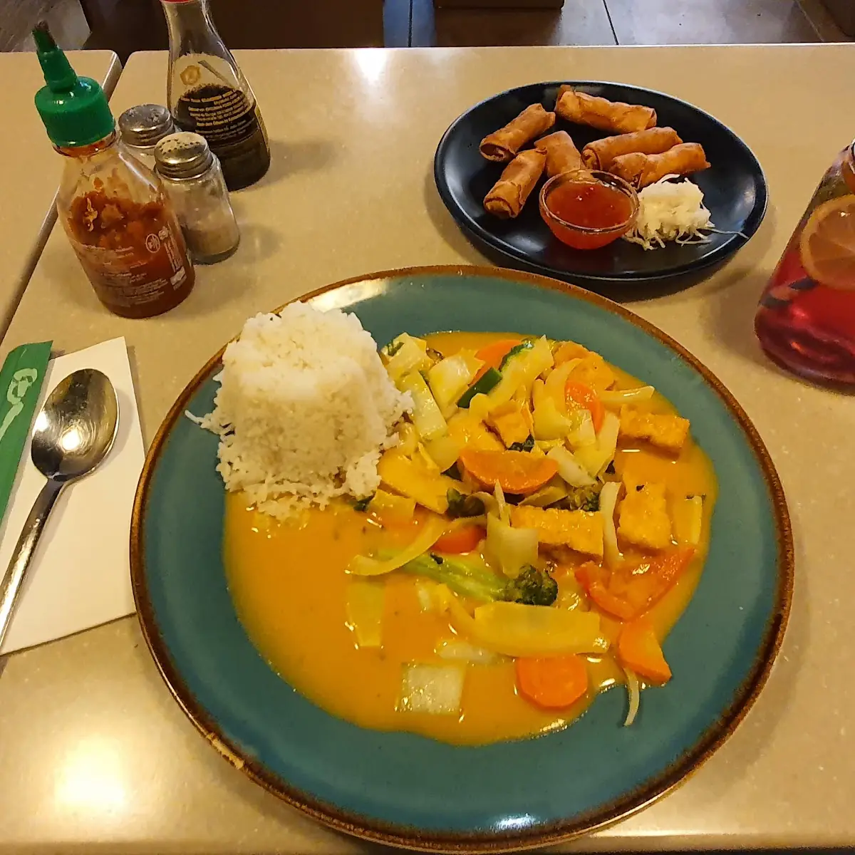 Vegetarisch Tofu Mit Curry Mini-frühlingsrollen Watermelon Getränk