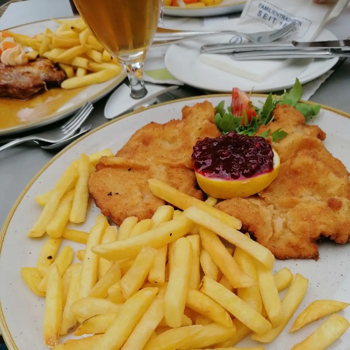Wiener Schnitzel Mit Pommes Frites Und Gemischten Salat