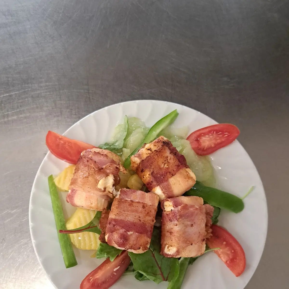 Gegrillter Schafskäse Im Speckmantel Auf Salat