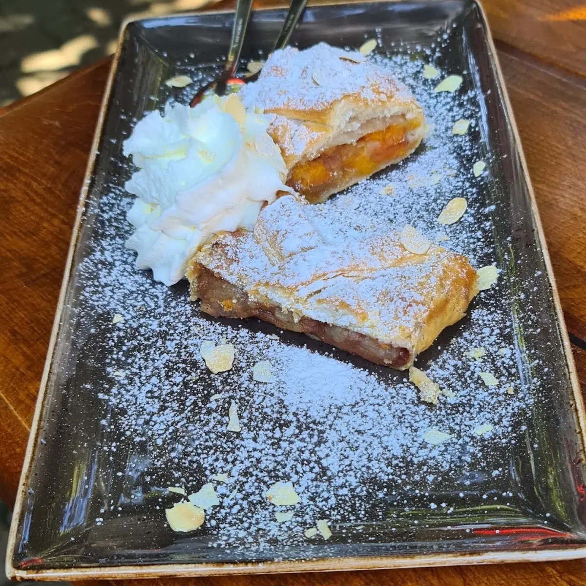 Apfel Und Marillenstrudel