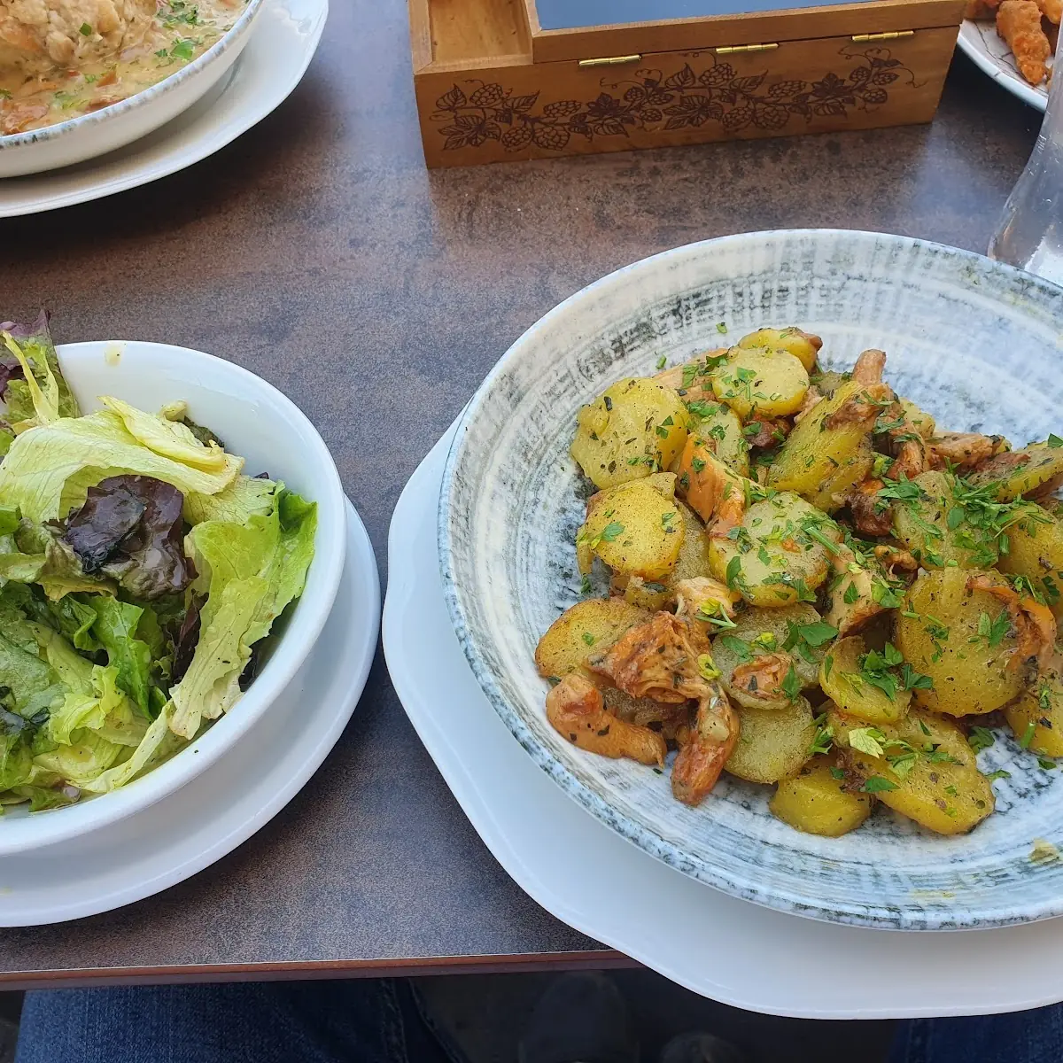 Kartoffeln Mit Eierschwammerl Und Grünen Salat