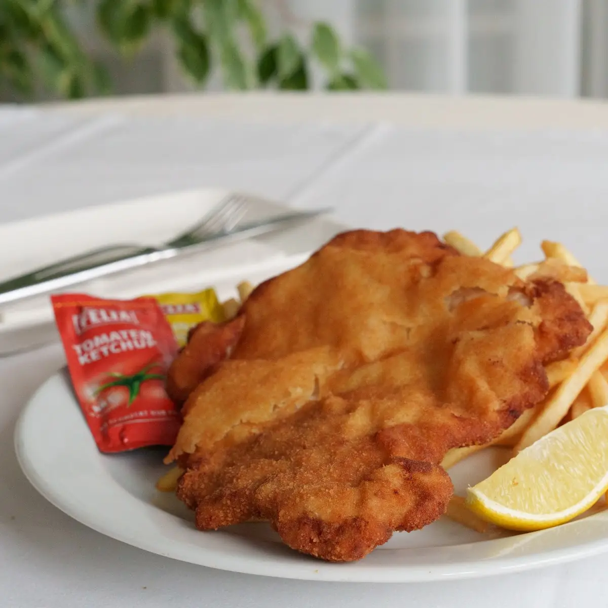 Schweineschnitzel Nach Wiener Art Mit Pommes
