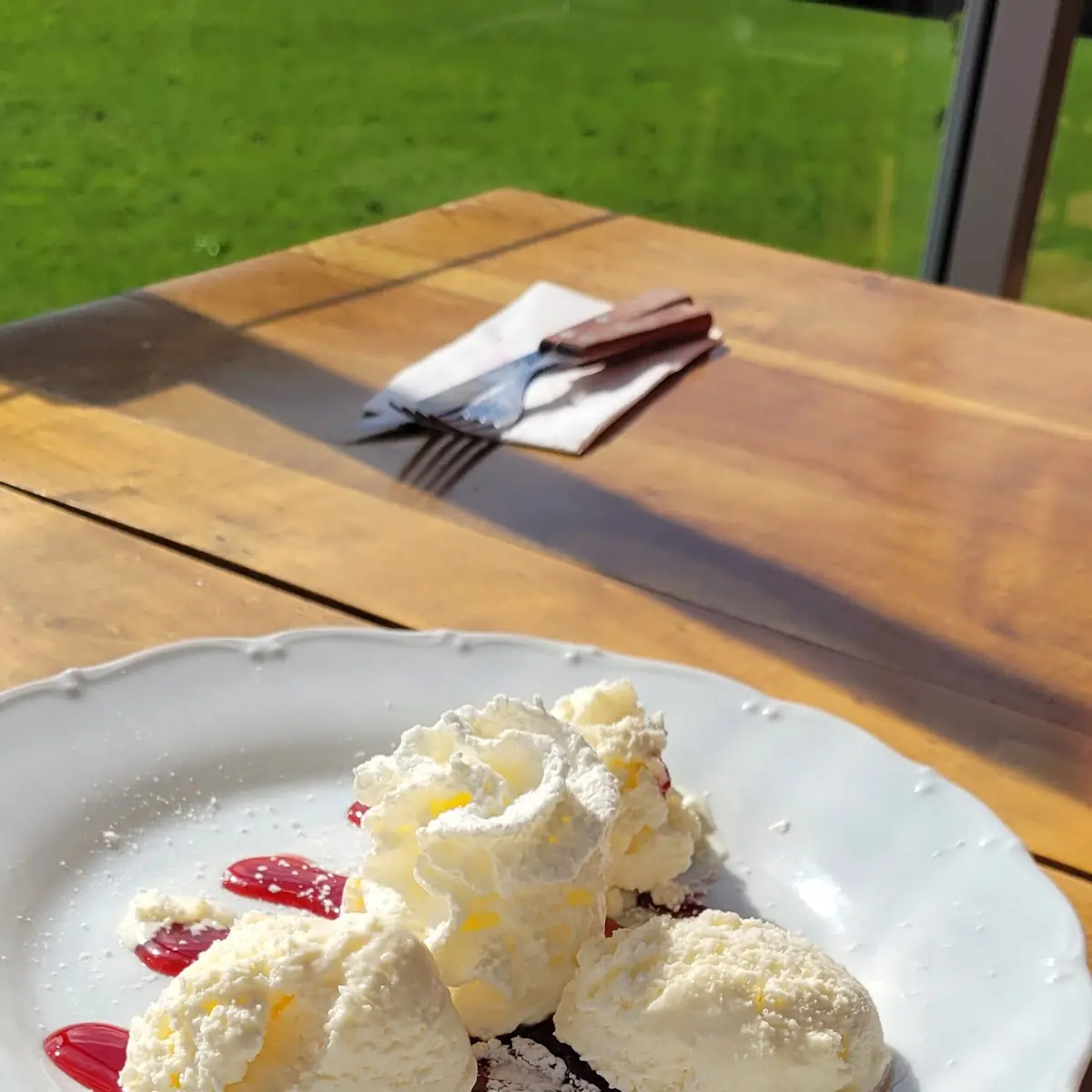 Topfennockerl Mit Waldbeerenspiegel
