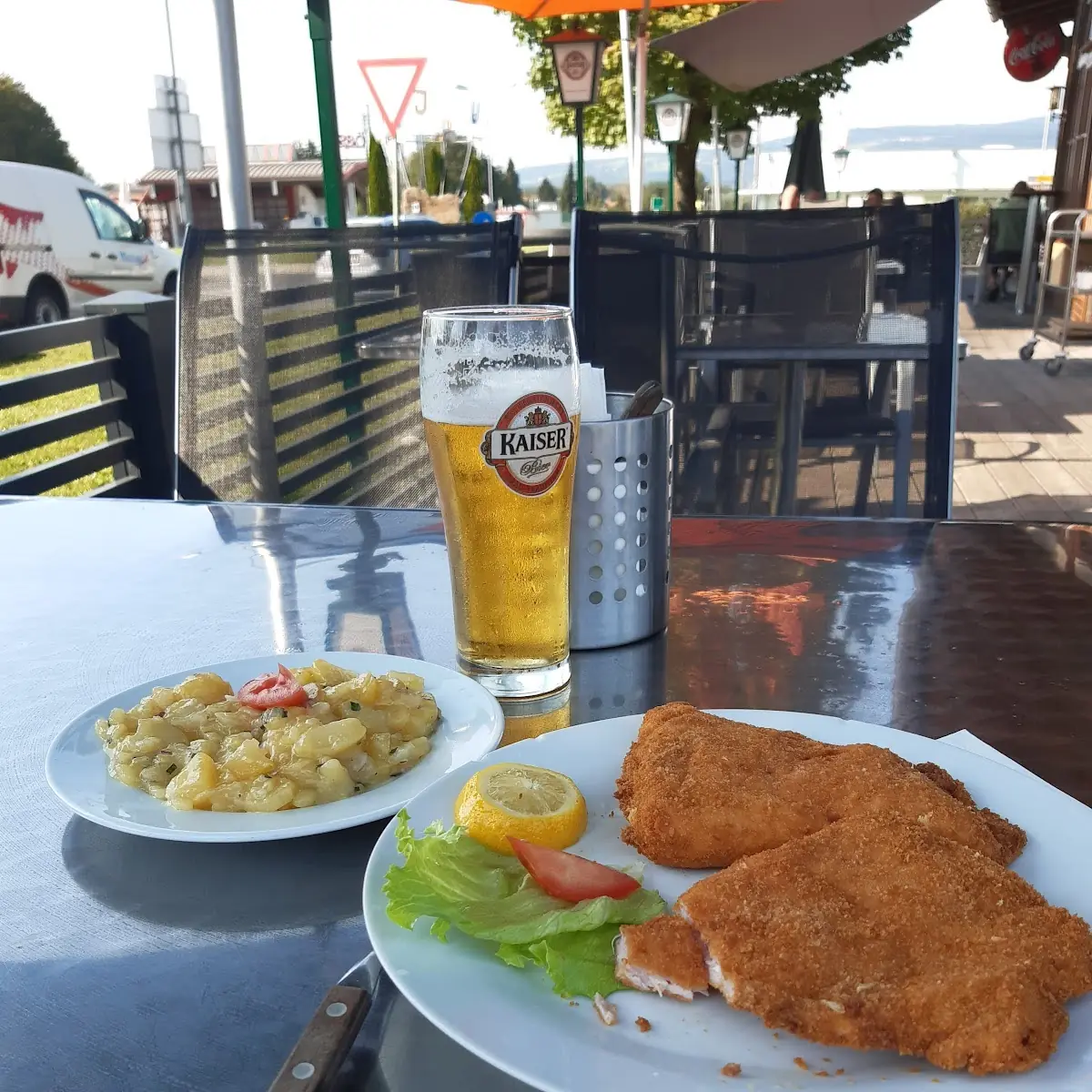 Surgordonblue Mit Kartoffelsalat Und Bier