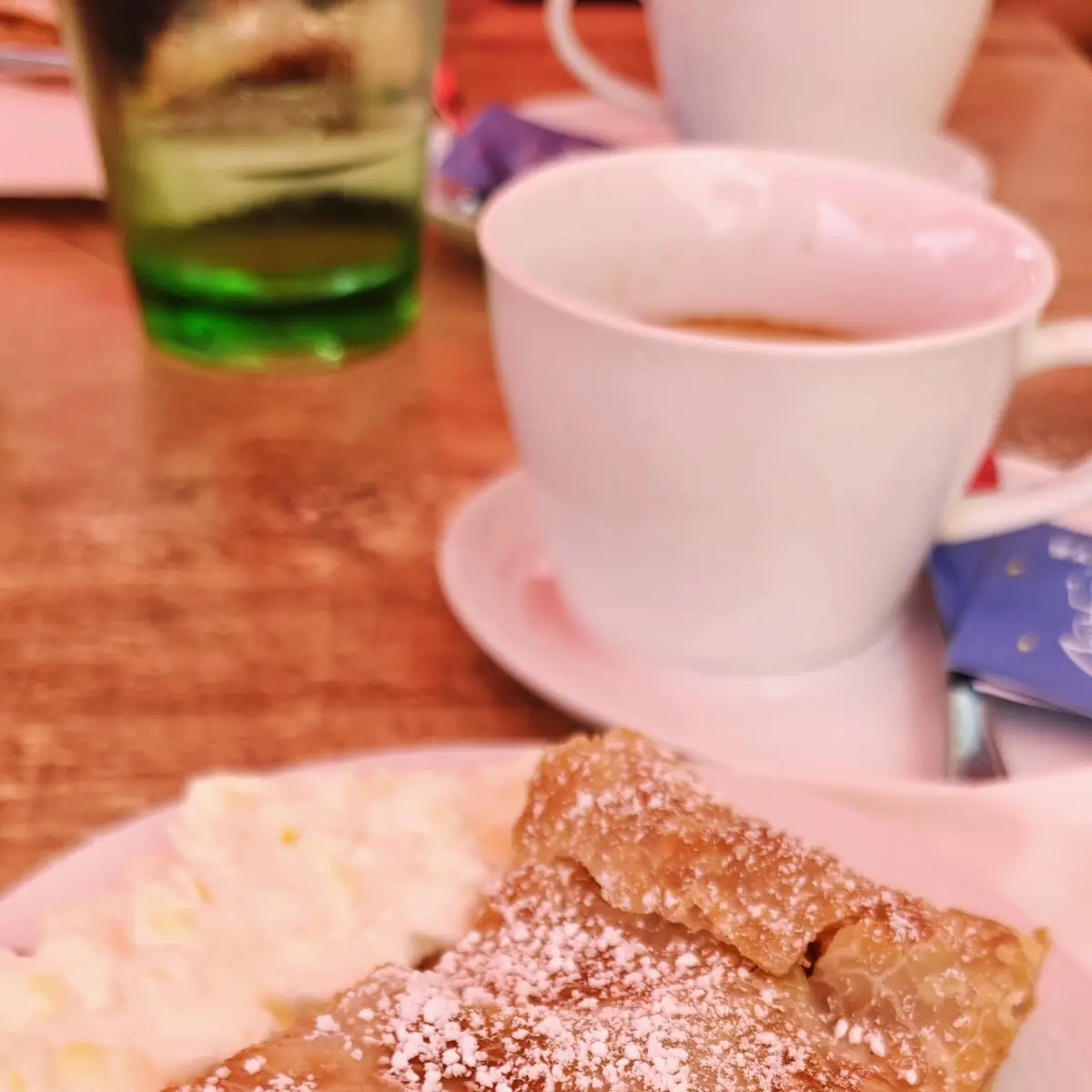Apfelstrudel Mit Sahne