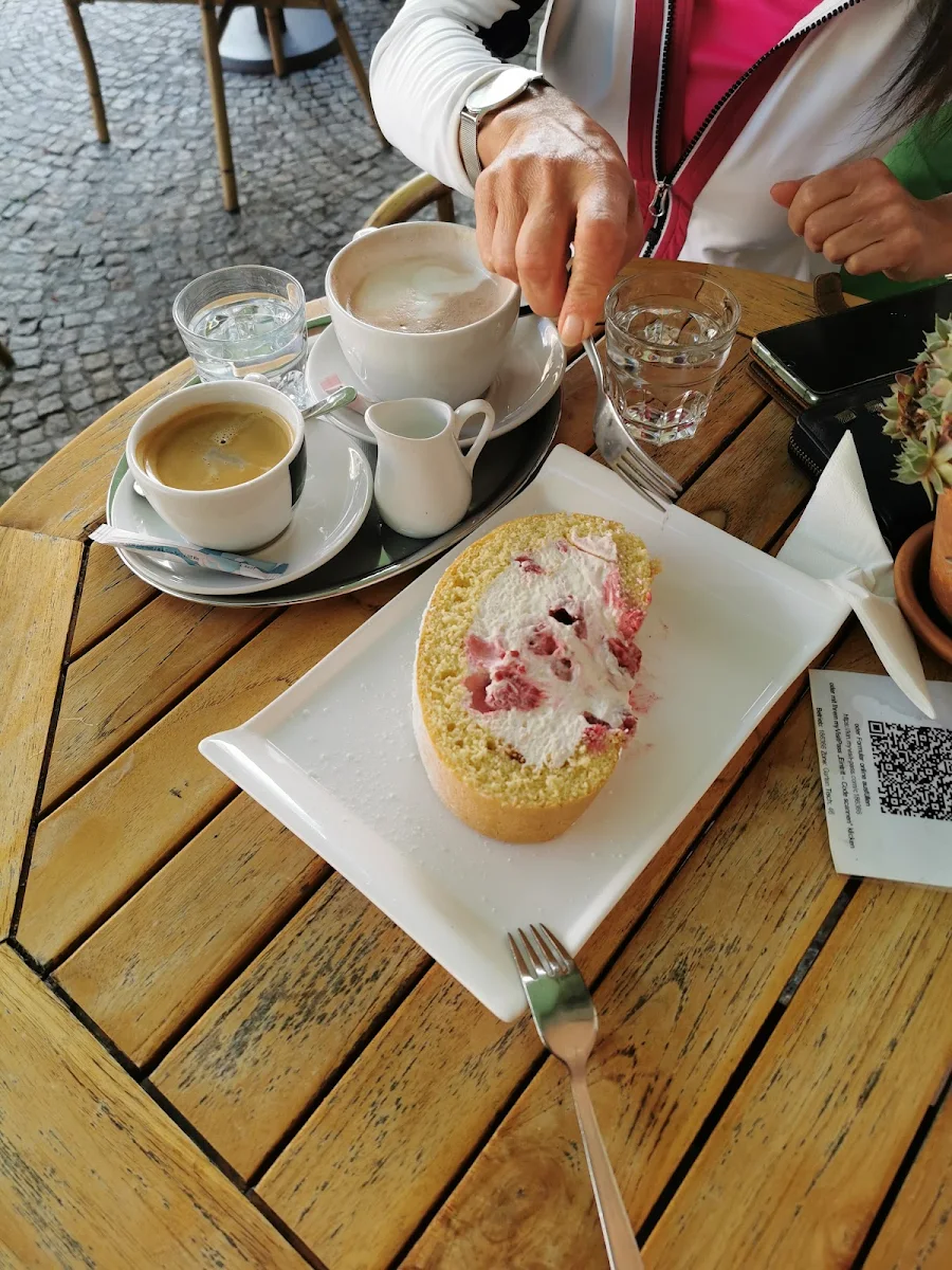 Caffe Mit Erdbeerrolade