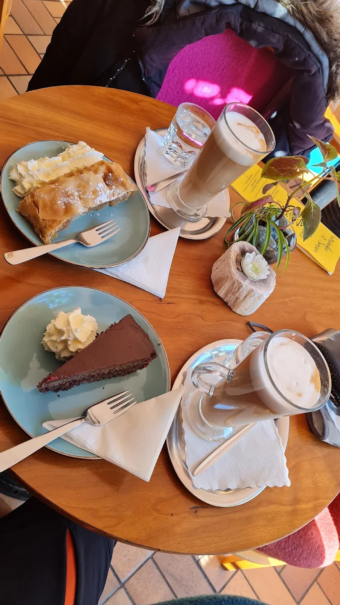 Kaffee Latte Mit Sachertorte Und Schlagobers