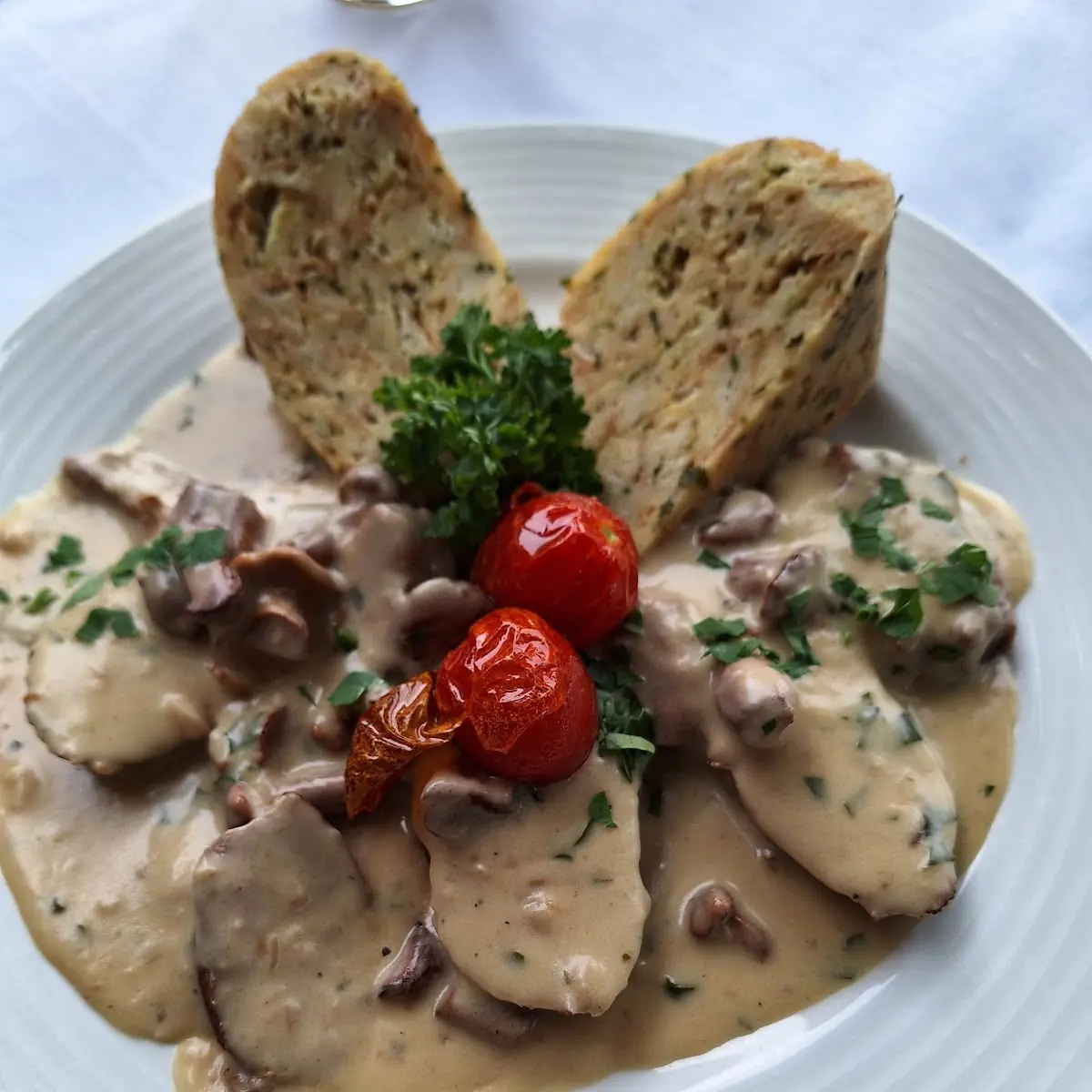 Schweinemadalions Mit Eierschwammerl Soße