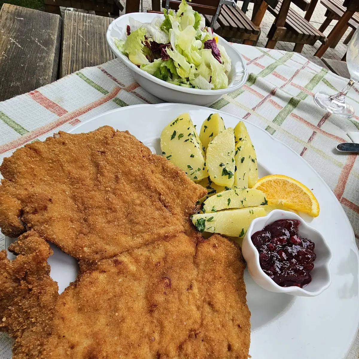 Schnitzel Schwein Mit Pommes Und Salat