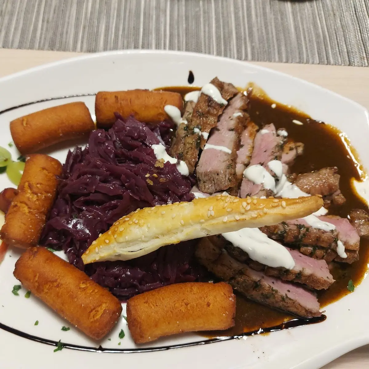 Rosa Gebratene Entenbrust Mit Apfelrotkraut Und Kroketten