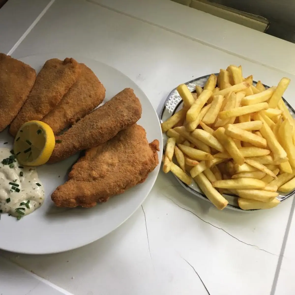 Gebackene Lebekäse Mit Sauce Tartare Und Pommes Frites