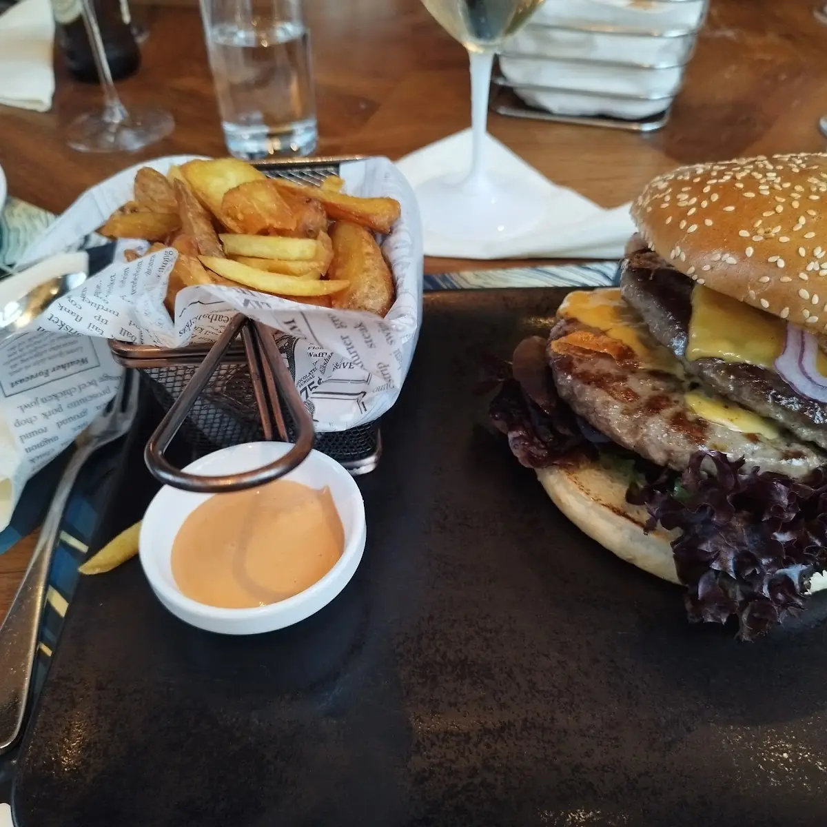American Burger Mit Pommes