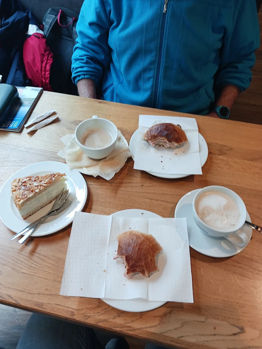 Fleischkäsbrötchen Bienenstich Und Milchkaffee