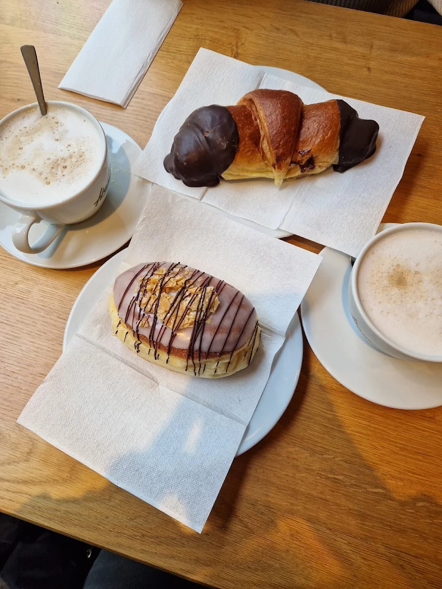 Milchkaffee Schoko- Und Vanillegebäck