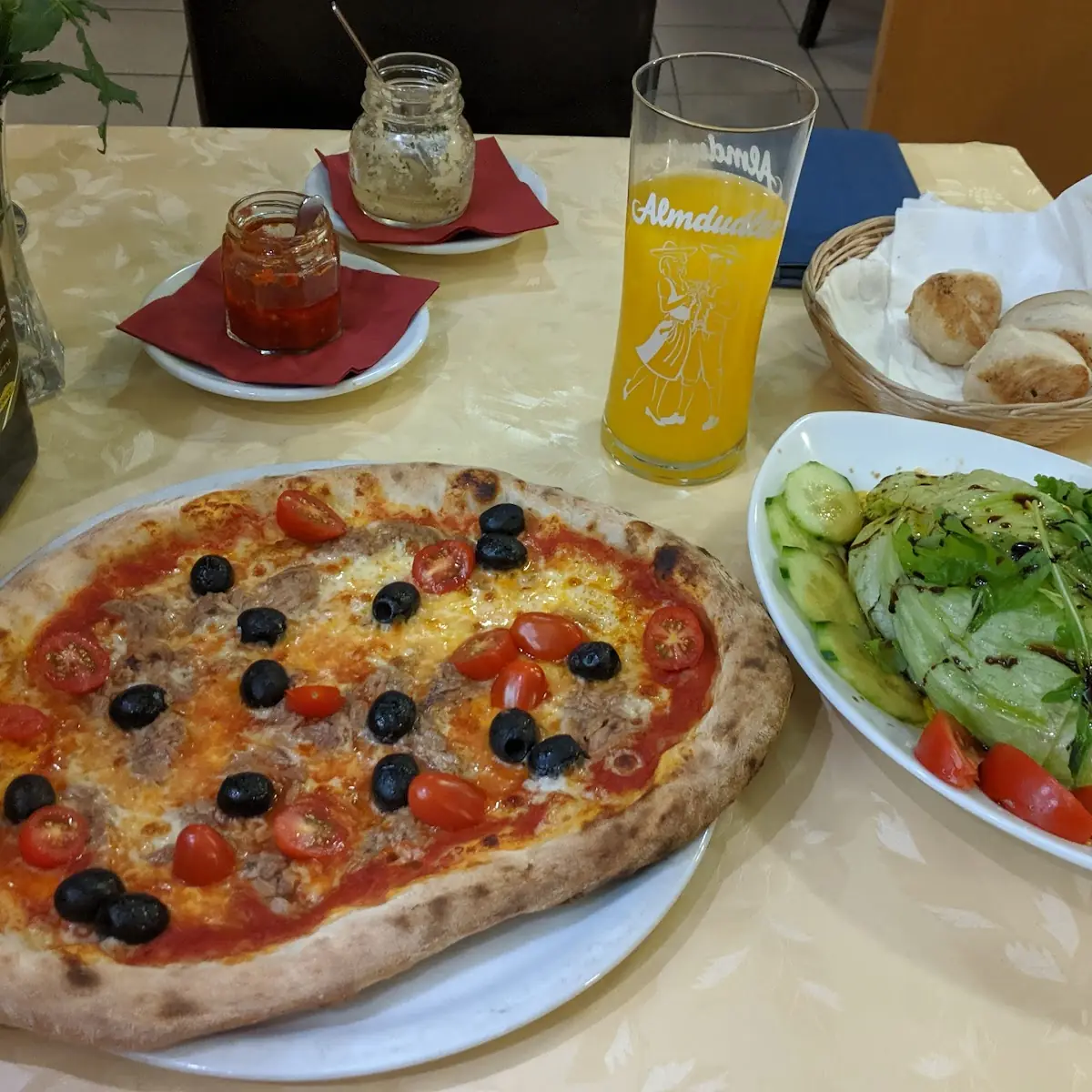 Pizza Massimo Mit Gemischtem Salat