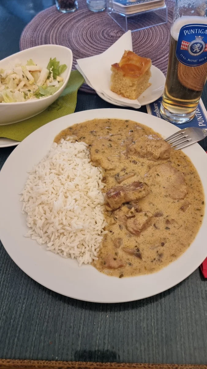Putengeschnetzeltes Mit Reis Und Salat