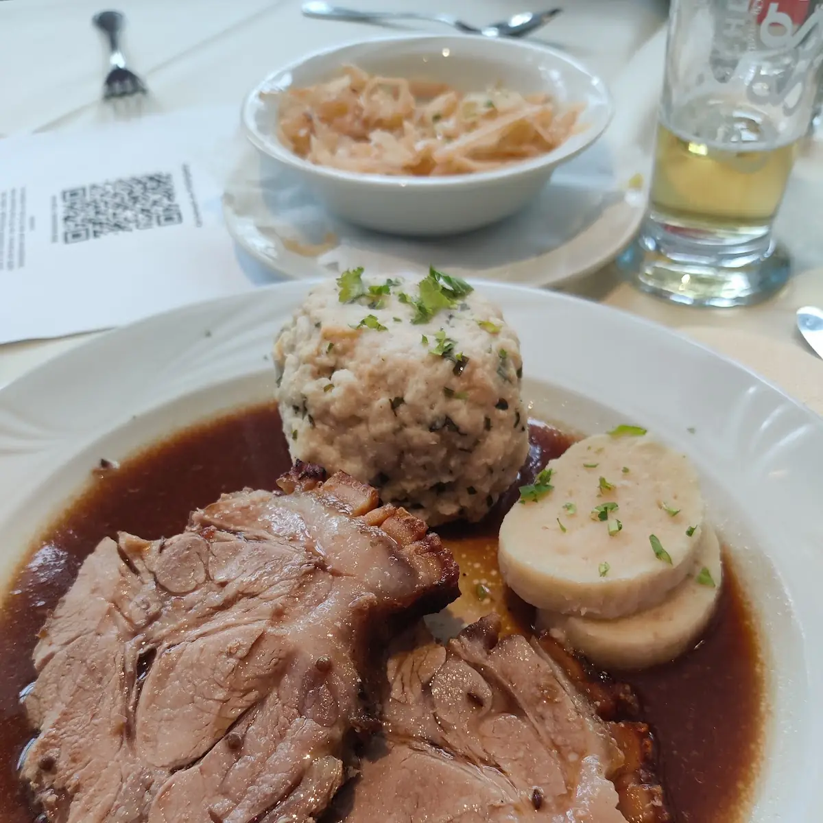 Schopfbraten Vom Schwein Mit Warmen Speckkrautsalat Und Semmelknödel