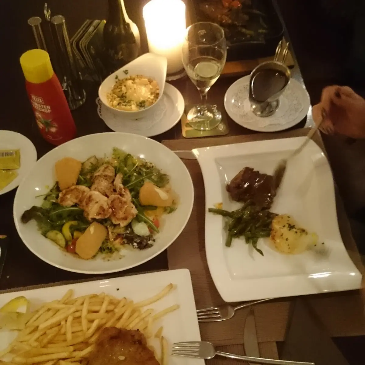 Schnitzel Mit Pommes Und Puten Brustsalat