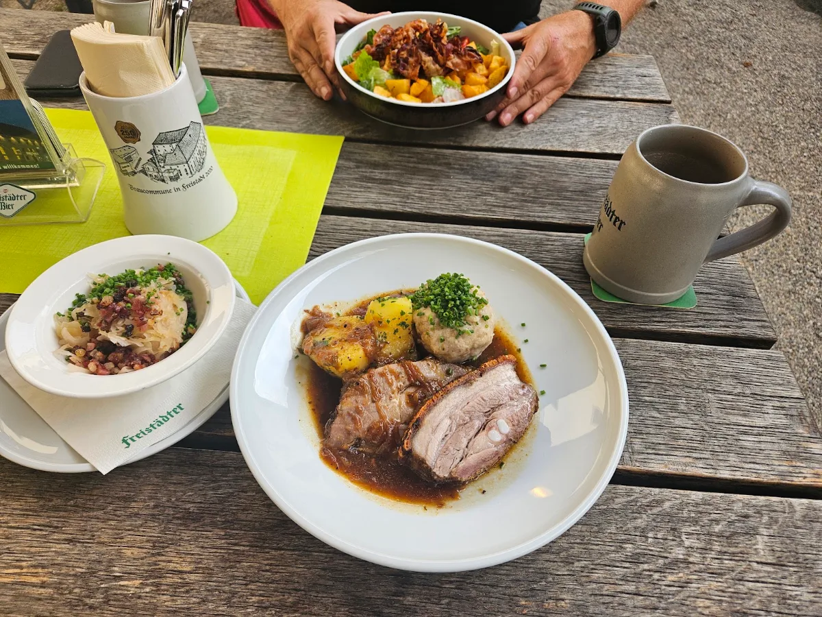 Schweinsbraten Mit Knödel Und Bier
