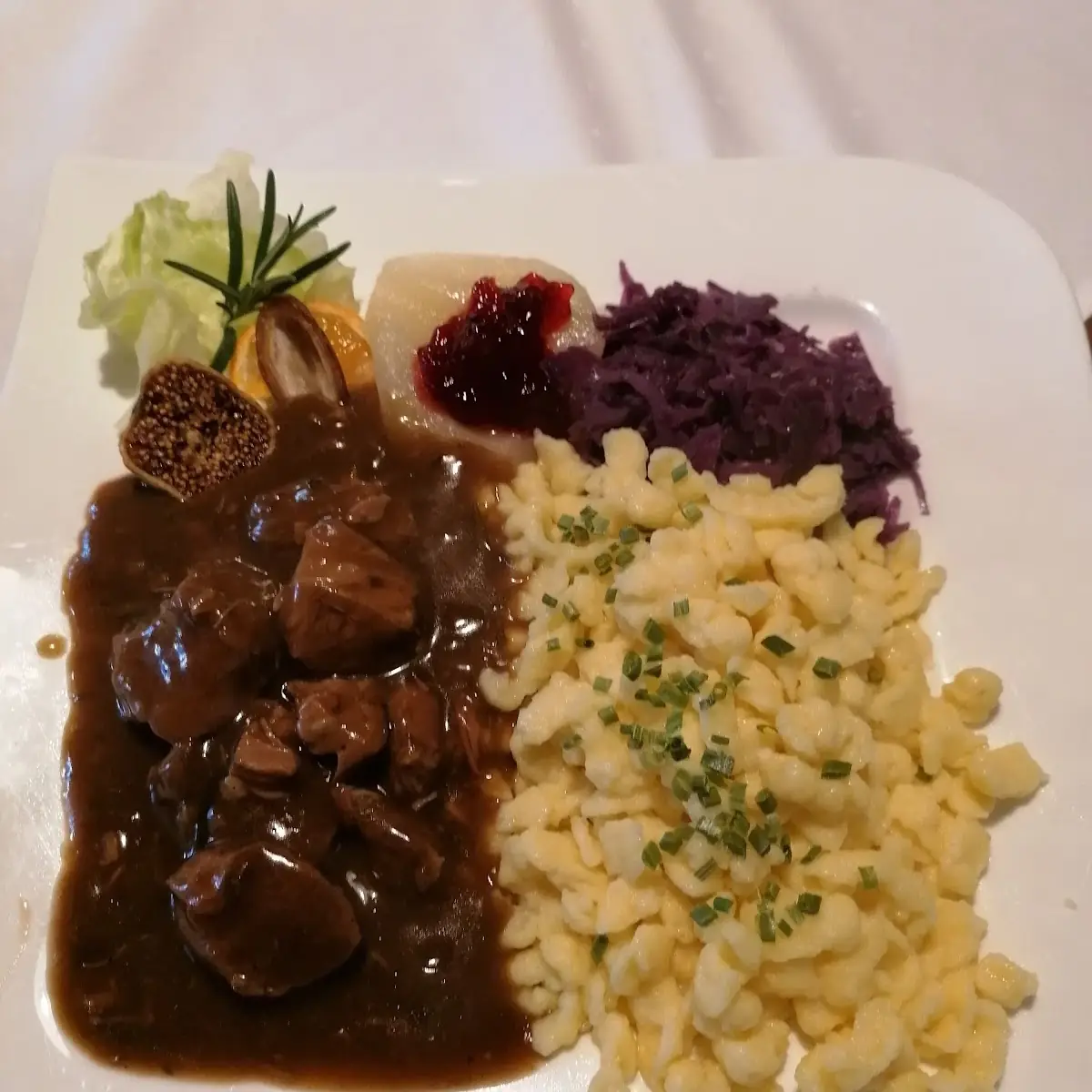 Rehgulasch Mit Spätzle