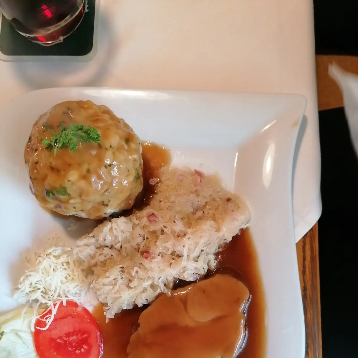 Schweinebraten Mit Sauerkraut Und Knödel